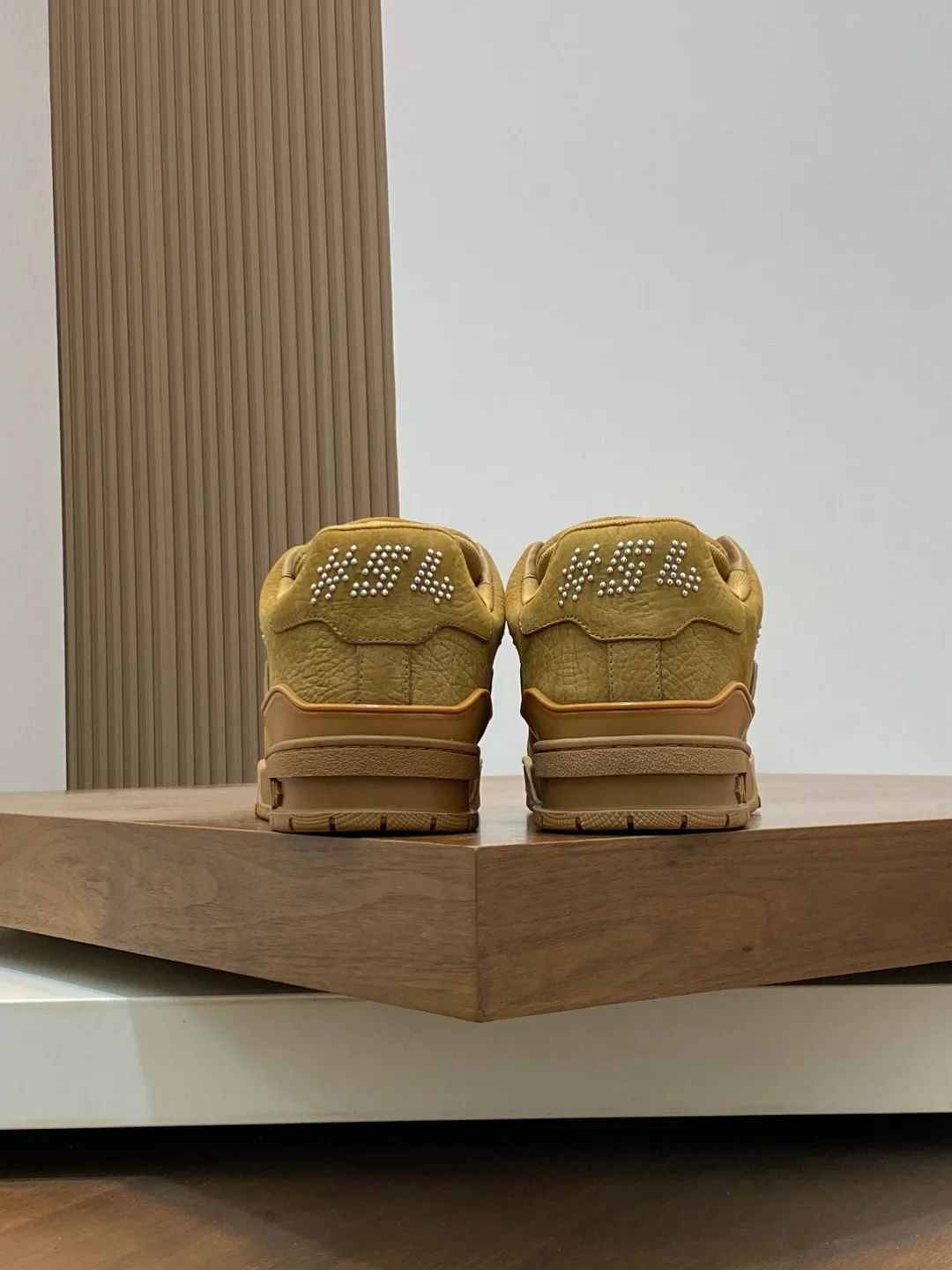 Men's men's shoes 💰820 Lujia New Color Men's 🧍‍♂️trainer sneakers, this LV Trainer sneaker is made of soft grained calfskin, showing pure tones, the #54 logo on the back traces the brand's birth in 1854, the designer's handwritten brand logo embellishes one side, designed by Virgil Abloh himself, a very commemorative sneaker, the new LV Louis Vuitton louis vuitton trainer sneaker low casual sports culture versatile basketball sneakers Size: 35-46 (customized for women 40, men 46)